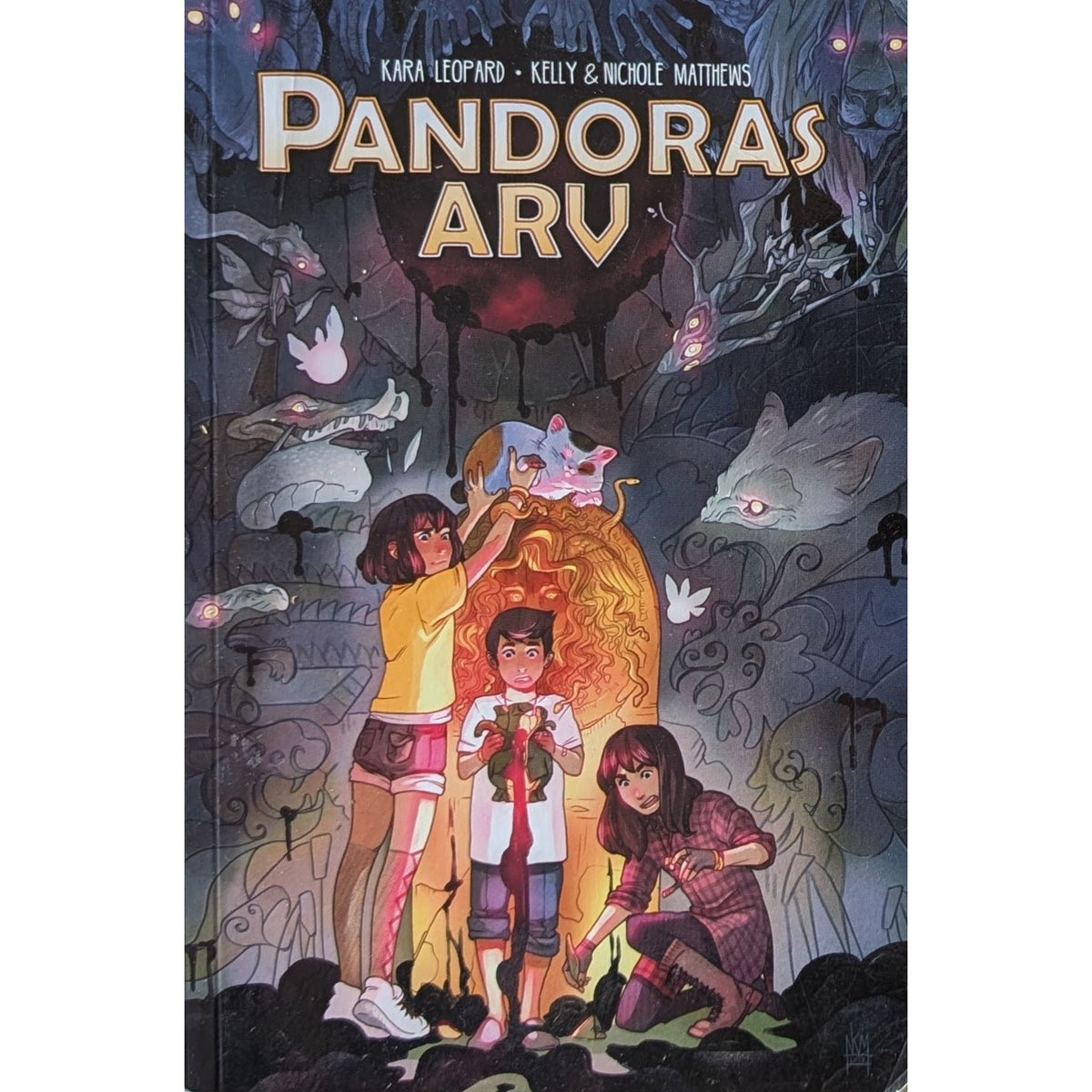 Pandoras arv - Brukte tegneseriebøker av Kara Leopard. Fantasy