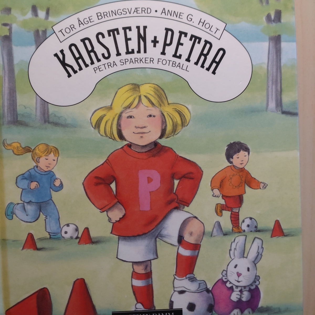 Bringsværd, Tor Åge: Karsten + Petra - Karsten må ha lapp / Petra sparker fotball